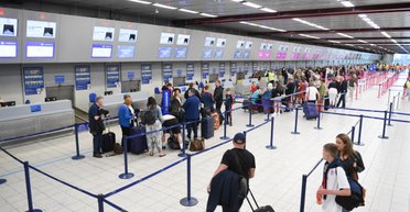 У отца не хватило денег на билет для ребенка: в ситуацию вмешалась женщина из очереди (видео)