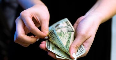 Посипалися дзвінки та погрози: жінка розповіла про темний бік перемоги в лотерею