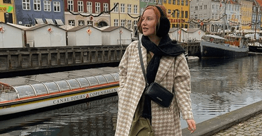 Блогерка риється у сміттєвому баку біля гуртожитку і знаходить дорогі брендові речі (фото)