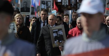 Обидва "накази" виконав: що Путін пообіцяв батькові перед смертю