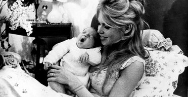 Краще б народила собаку: що Бріджит Бардо говорила про свого єдиного сина