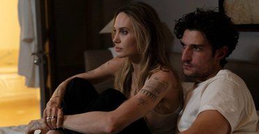 "Кутюр" з Анджеліною Джолі: розповідь про людей у тіні подіумів на Паризькому тижні моди