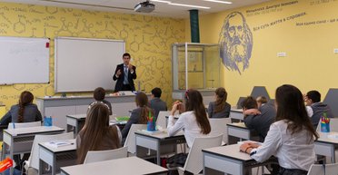 Учиться по-новому: 12 лет в школе и с бесплатными автобусами