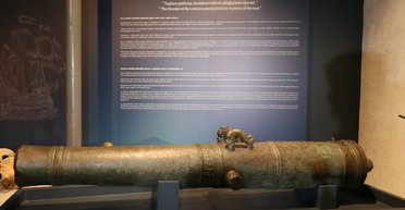 Такого никто не ожидал: в ресторане списанного судна нашли артефакт с другого конца света (фото)