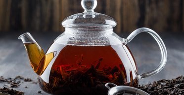 Незвичайні способи використання чорного чаю в побуті: 8 лайфхаків