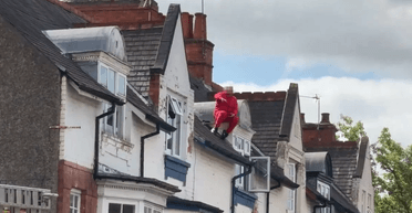 "Свалите": мужчина 5 часов сидел на крыше и бросал черепицу в полицейских (фото, видео)