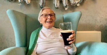 Пити пиво і не виходити заміж: 105-річна жінка розкрила секрет свого довголіття (фото)