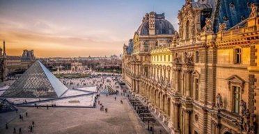 Лувр закрылся после нападения: воры похитили драгоценности Наполеона