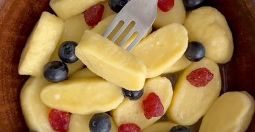 Ліниві вареники: як приготувати солодкий варіант цієї страви (відео)