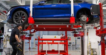 Украинцы снимают батареи с Tesla, чтобы заживить свои дома светом, — FT