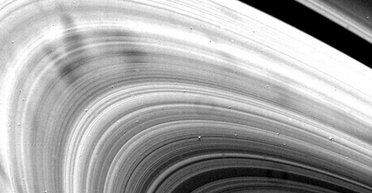 Спиці як у колесі. Телескоп Габбл помітив щось дивне в кільцях Сатурна (фото)