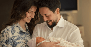 Кронпринц Йорданії Хусейн показав обличчя новонародженої доньки Іман (фото)