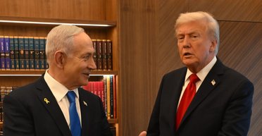 Нетаньяху подарил Трампу золотого голубя мира (фото)