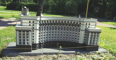 Село и министры. Выселят ли Кабмин из Киева и когда Зеленский переедет с Банковой