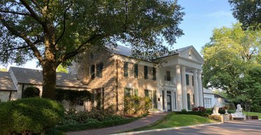 Будинок і місце поховання Елвіса Преслі пустять із молотка: що сталося