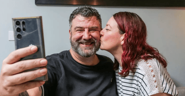 Написал на случайный номер и уже 23 года в браке: пара поделилась удивительной историей любви (фото)