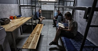 Солдат ВС РФ обеспечивают как украинских заключенных. Сколько денег идет на содержание военнопленных