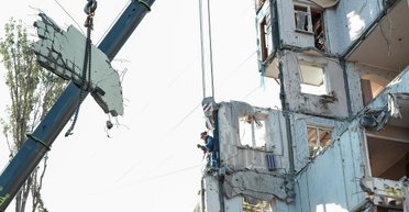 Обстрел Киева Россией: девушка, которая упала из окна 9 этажа, осталась сиротой, — СМИ