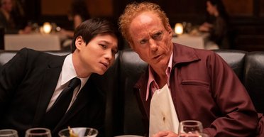 "Сочувствующий". Почему фильм с Робертом Дауни о вьетнамском шпионе в США получился экстра-класса