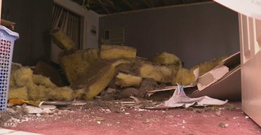 Помітили тріщину: 90-річна австралійка дивом вижила під стелею, що звалилася (фото)