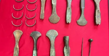 Нашел клад бронзового века: обнаруженные поисковиком с металлоискателем артефакты вызвали ажиотаж