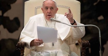 На танке с буквой Z: польский журнал высмеял подыгрывание папы Римского России (фото)