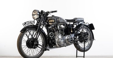 Двухколесный раритет: старый 88-летний мотоцикл продали по цене нового Ferrari (фото)