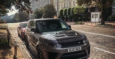 В Киеве заметили редкий британский внедорожник мощностью 575 сил на "бляхах" (фото)