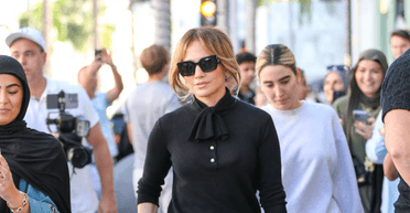 Дженніфер Лопес продемонструвала осінній монохромний образ (фото)