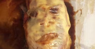 "Вечеря-вбивця": жінка побачила страшне і знайоме обличчя в приготованій курці (фото)