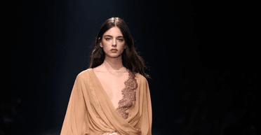 Дева Кассель вийшла на подіум у комбінезоні з глибоким декольте (фото)