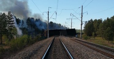 Загорелся лес: в Амурской области РФ с рельсов сошли 29 вагонов с углем (видео)