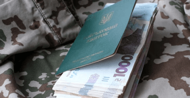 Додаткові 5 000 гривень до пенсії: кому перерахують виплати з 1 березня