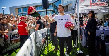 Замах на Чарлі Кірка: поліція затримала не того, хто стріляв у політика, що відомо