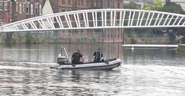 Робили селфі: натовп перехожих стояв на мосту й дивився, як чоловік тоне (фото)