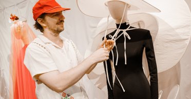 Руслан Багінський показав капелюх із воску та сукню з хусток (фото)