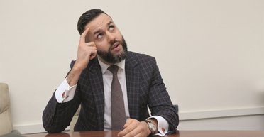 Приезжают дяди в мерседесах и пытаются прикрывать бабушками миллиардные тендеры, – Максим Нефьодов