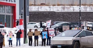 "Отключите Маска": в США прокатилась волна протестов под автосалонами Tesla (фото)