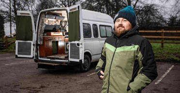 Жизнь без соседей: мужчина переехал жить в фургон и сэкономил значительную сумму (фото)