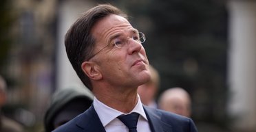 Рютте закликав не збивати російські літаки: генсек НАТО визначив умови для атак (відео)