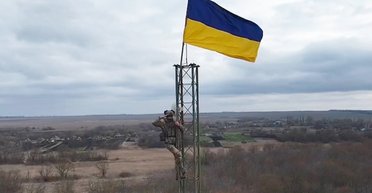 Пограничники вернули флаг Украины на КПП, через который ехали танки РФ 24 февраля (видео)