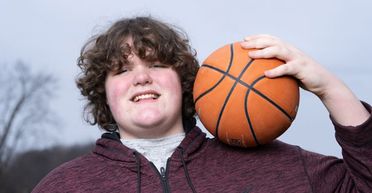 16-річний велетень з гігантськими руками та ногами побив два світові рекорди (фото)