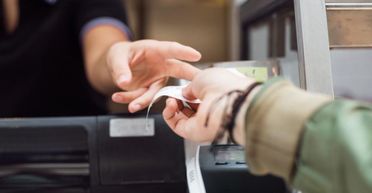 Жінка розбагатіла на 2 мільйони доларів завдяки помилці продавця на заправці