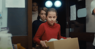 Принцеса Шарлотта приміряла светр за 36 євро (фото)