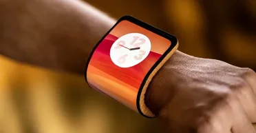 Смартфон от Motorola надевается на руку вместо часов: экран гнется, но работает (видео)