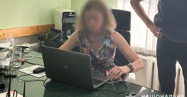 На Тернопольщине чиновница брала взятки сертификатами в магазин косметики и бензином