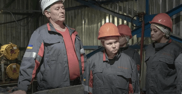 Несмотря на обстрелы и 10 км от фронта: 20-летняя Анастасия работает на шахте в Покровске (фото)