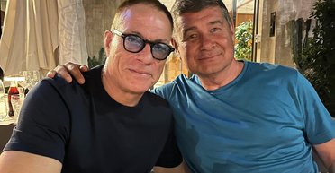 Актер Жан-Клод Ван Дамм признался в любви к Путину, обнимаясь с беглым нардепом Онищенко