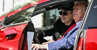 "С ним обошлись несправедливо": Трамп купил у Илона Маска Tesla (видео)