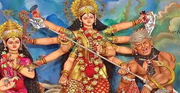 В Индии показали статую кровожадной богини, убивающей Трампа (видео)